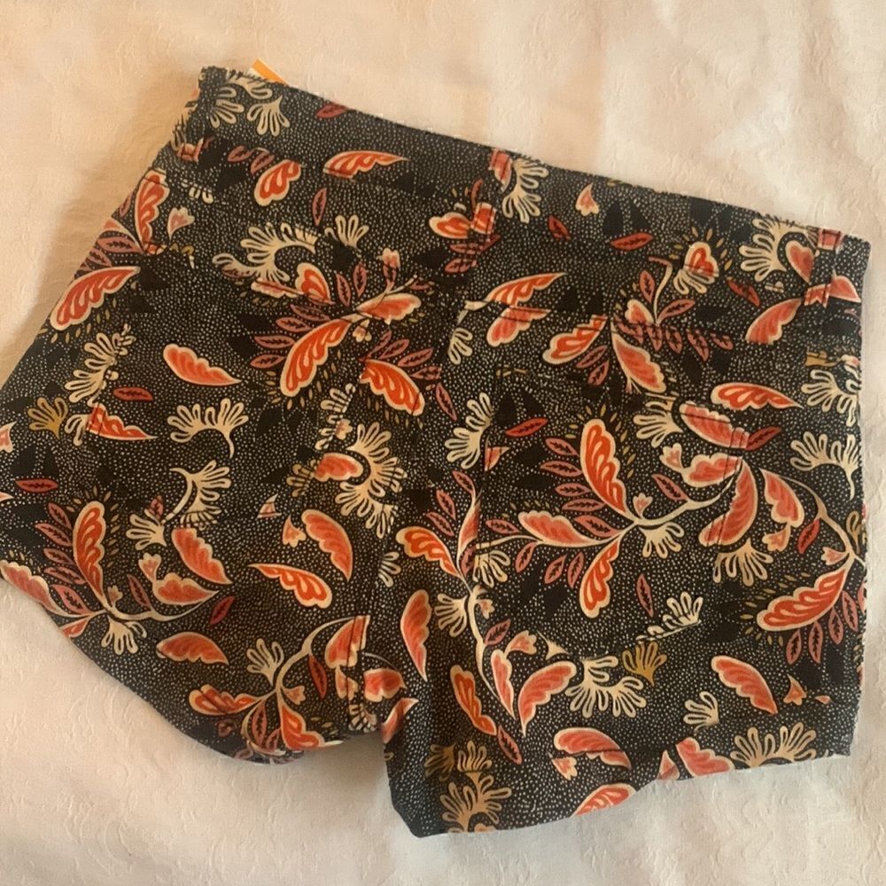 H&M Shorts Womens Black Floral Cuffed Size 4